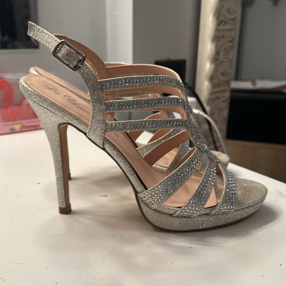 Silver heels - Picture 3 of 4